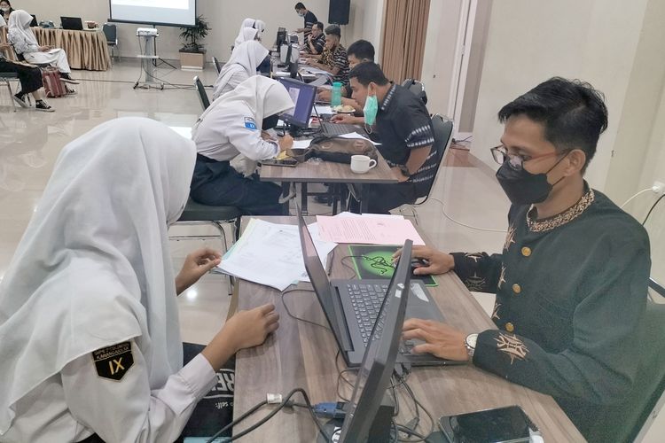 Proses Penerimaan Peserta Didik Baru (PPDB) jenjang SMA dan SMK Negeri di Kota Solo, Jawa Tengah.