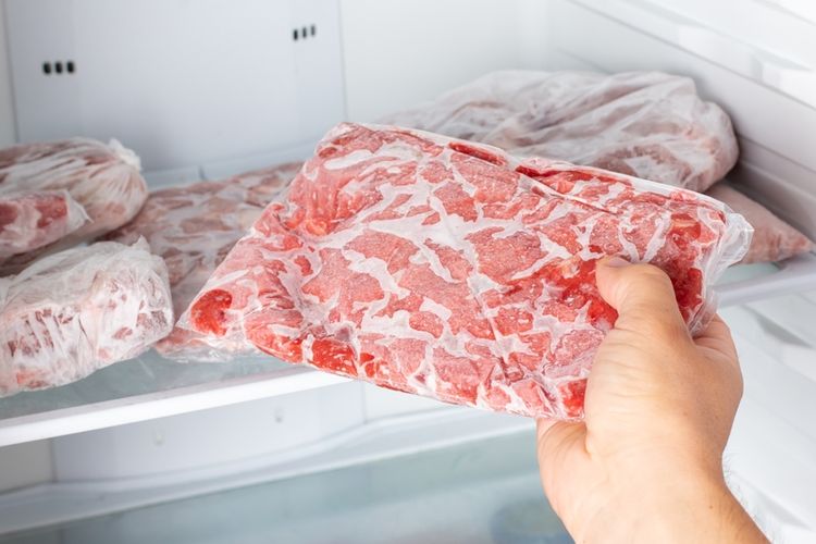 Ilustrasi daging beku di freezer. 