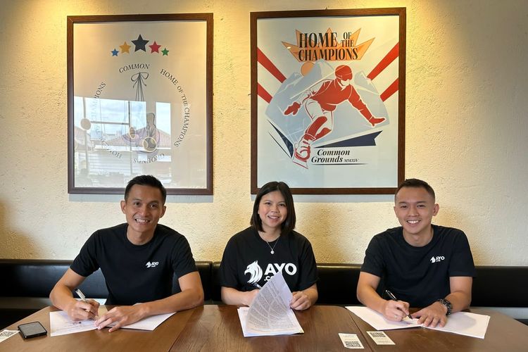 Johannes (COO Ayo Indonesia), Greysia Polii, dan Samuel Hadeli Lie (CEO Ayo Indonesia) menandatangani kerja sama untuk aplikasi Ayo Indonesia yang merupakan platform komunitas olahraga terbesar di Tanah Air. 