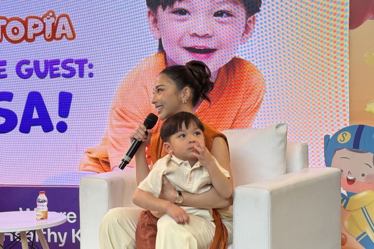 Nikita Willy bersama anaknya, Isa Issa Xander Djokosoetono dalam acara live podcast Expert Boost by Tentang Anak di Pondok Indah, Jakarta Selatan, Sabtu (7/2/2026).
