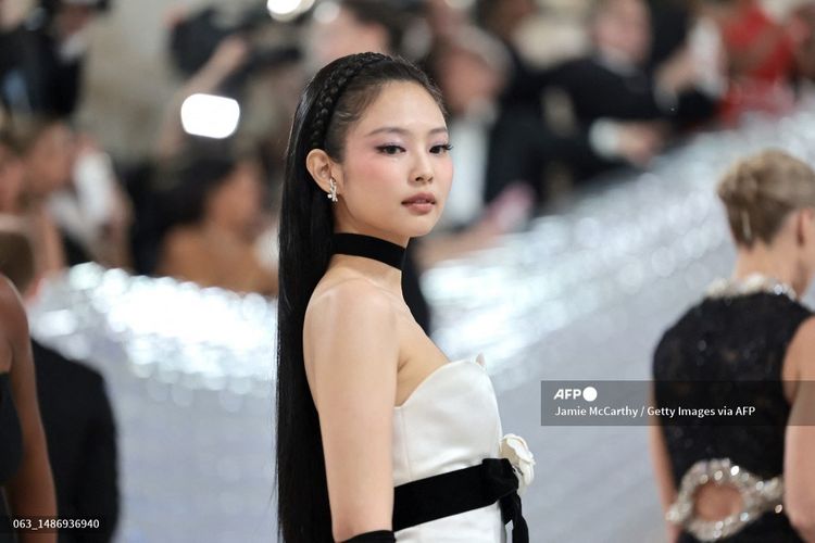 Member girl group BLACKPINK Jennie Kim menghadiri Met Gala 2023, yang mengambil tema Karl Lagerfeld: A Line Of Beauty, di The Metropolitan Museum of Art, New York City, pada 1 Mei 2023. 