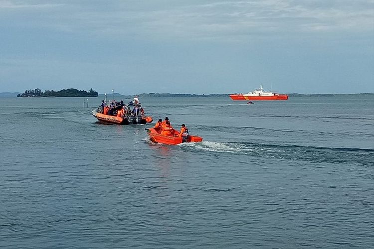 Tim SAR gabungan yang terdiri dari unsur SAR KS Tanjungpinang , Pos TNI AL Lobam, TNI AL Mentigi Tanjung Uban, Satpolair Polres Bintan, Babinsa, KPLP Tanjung Uban dan Masyarakat setempat melakukan pencarian La Samuli (30), nelayan asal Kampung Harapan Baru, Desa Teluk Sasa Kecamatan Sri Kuala Lobam, Bintan, Kepulauan Riau.