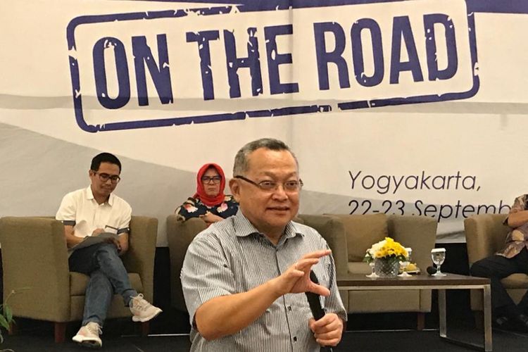 Kepala Pusat Studi Ekonomi dan Kebijakan Publik Universitas Gadjah Mada (UGM) Tony Prasetiantono dalam acara Kafe BCA On The Road di Yogyakarta, Sabtu (22/9/2018) malam.
