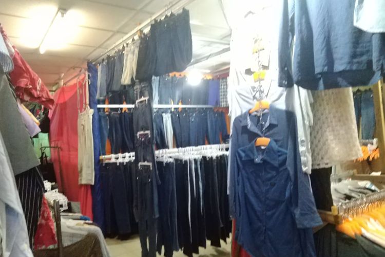 Tempat penjualan baju bekas di Pasar Baru, Jakarta Pusat.