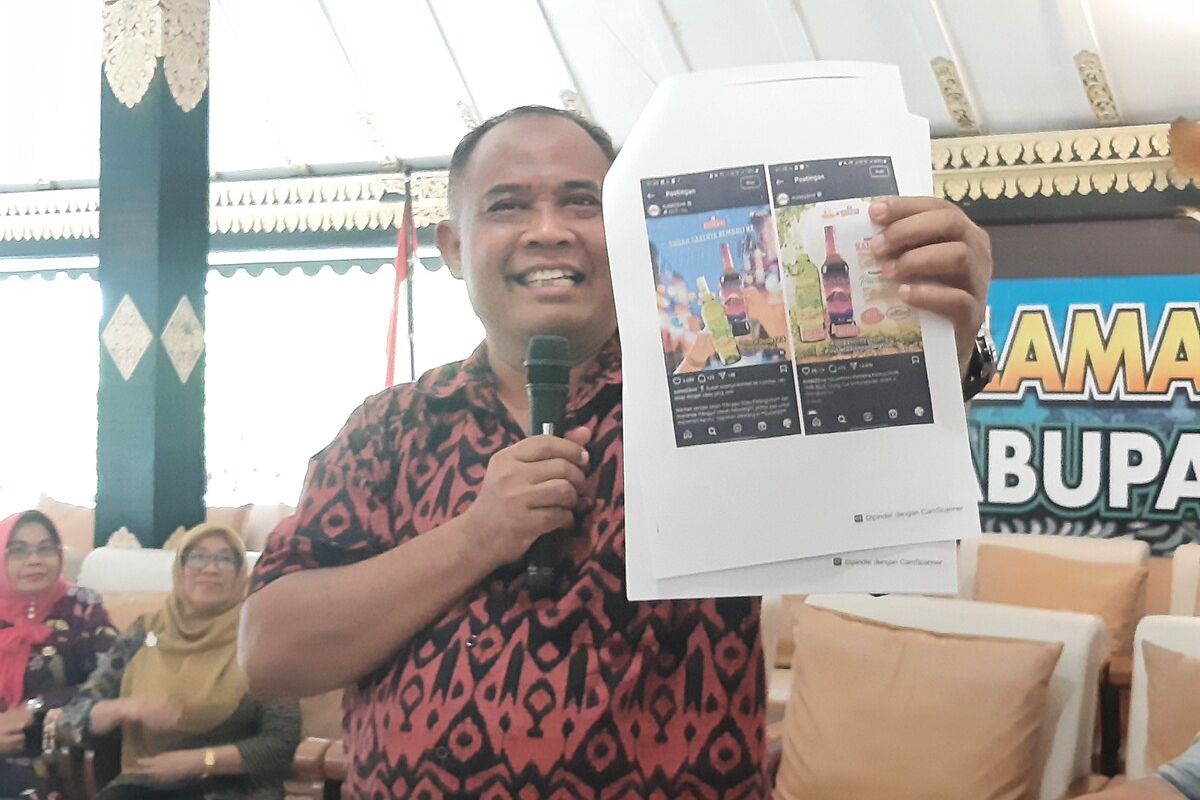 Bupati Sleman Harda Kiswaya saat menunjukan foto minuman beralkohol dengan merk anggur merah Kaliurang. Pemkab Sleman menyatakan keberatan dengan penggunaan nama Kaliurang sebagai merk minuman beralkohol. Pemkab juga akan mengirimkan surat somasi ke perusahaan yang mengeluarkan minuman beralkohol dengan merk anggur merah Kaliurang tersebut.