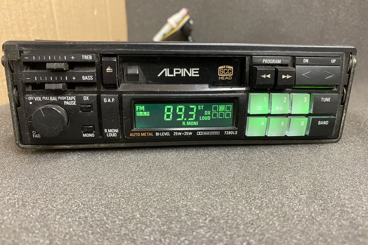 Radio cassete player lansiran Alpine.