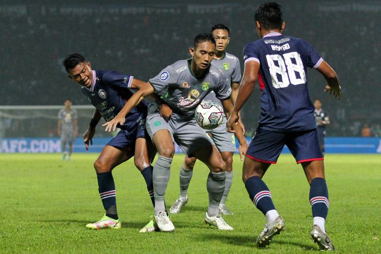 Pemain Persebaya Surabaya Rizky Ridho (tengah) dijaga ketat pemain Arema FC saat pertandingan pekan ke-11 Liga 1 2022-2023 yang berakhir dengan skor 2-3 di Stadion Kanjuruhan Kepanjen, Kabupaten Malang, Sabtu (1/10/2022) malam.