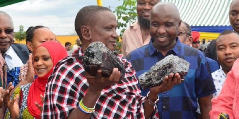 Saniniu Laizer, pria 52 tahun di Manyara, Tanzania. Dia menjadi sorotan setelah kaya mendadak karena menjual dua Tanzanite, batu mulia yang disebut-disebut salah satu terlangka di Bumi, di mana temuannya sejauh ini adalah yang terbesar di Tanzania.