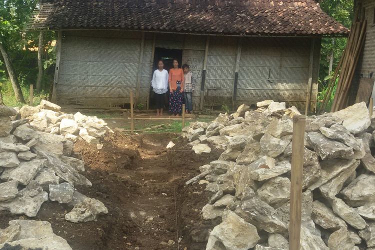 Rumah milik Sujiyem, 45 tahun, Dusun Taruban Wetan, Desa Tuksono, Kecamatan Sentolo, Kulon Progo, DI Yogyakarta (DIY). Dua perusahaan membantu memberi sumbangan untuk bedah rumah miliknya. 