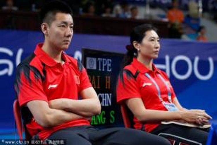 Mantan pebulu tangkis China yang menjadi asisten pelatih, Chen Jin (kiri), memperhatikan jalannya pertandingan antara Wang Shixian (China) dan Eriko Hirose (Jepang) pada babak ketoga BWF World Championships, Kamis (8/8/2013).