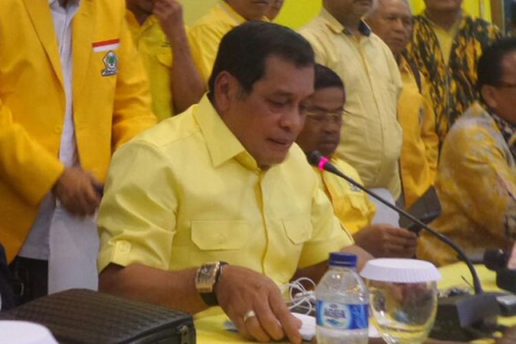 Ketua Harian DPP Partai Golkar Nurdin Halid (tengah) saat menyampaikan kesimpulan rapat pleno DPP Partai Golkar, Selasa (21/11/2017) malam.