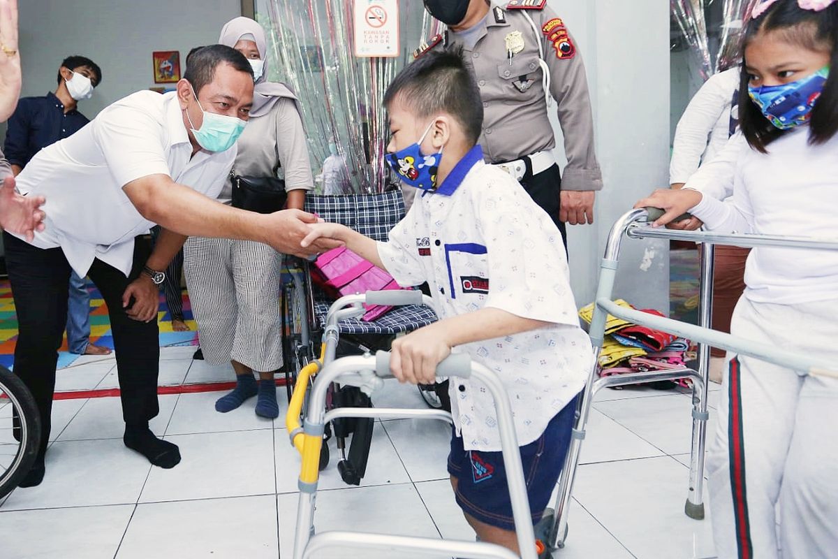 Hendrar Prihadi (kiri), Walikota Semarang menjabat tangan salah seorang anak penyandang difabel (tengah). Hendi meresmikan tempat fisioterapi di di Rumah Difabel Semar Cakep dan memberikan motivasi bagi orang tua dan anak penyandang disabilitas.