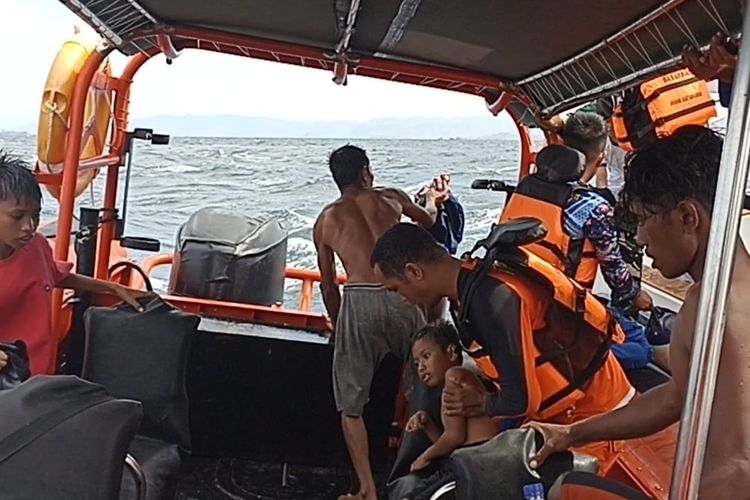 Tim SAR gabungan mengevakuasi nelayan yang kapalnya terbalik di Perairan Komodo menuju Labuan Bajo, Minggu (30/6/2024)