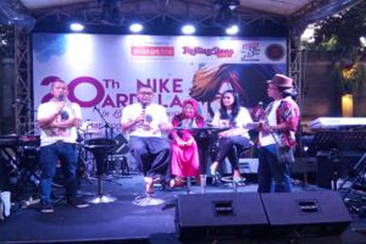 Para penggagas acara Malam Amal 20 Tahun Nike Ardilla, menggelar jumpa pers di Rolling Stone Cafe, Jalan Ampera Raya, Jakarta Selatan, Rabu (8/4/2015).
