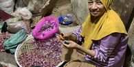 Di Balik Tumpukan Bawang Kramat Jati: Saat Rp 20.000 Menjadi Pembeli Senyum dan Kebutuhan