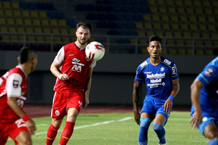 Pemain Persib Bandung Wander Luiz menjaga ketat pemain asing Persija Jakarta Marco Motta (Kiri) saat leg kedua yang berakhir 1-2 di Stadion Manahan, Solo, Minggu (25/4/2021) malam WIB.