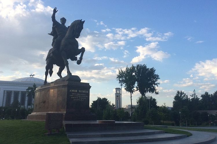 Sebuah patung di Tashken, Uzbekistan.