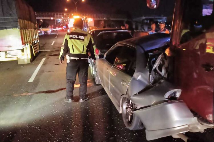Situasi usai kecelakaan beruntun yang melibatkan 4 kendaraan terjadi di jalan Tol Krapyak KM 421 A. 300 Purwoyoso, Kecamatan Ngaliyan, Kota Semarang, Jawa Tengah tepatnya di exit tol sekitar pukul 19.50 WIB, Kamis (21/12/2023).