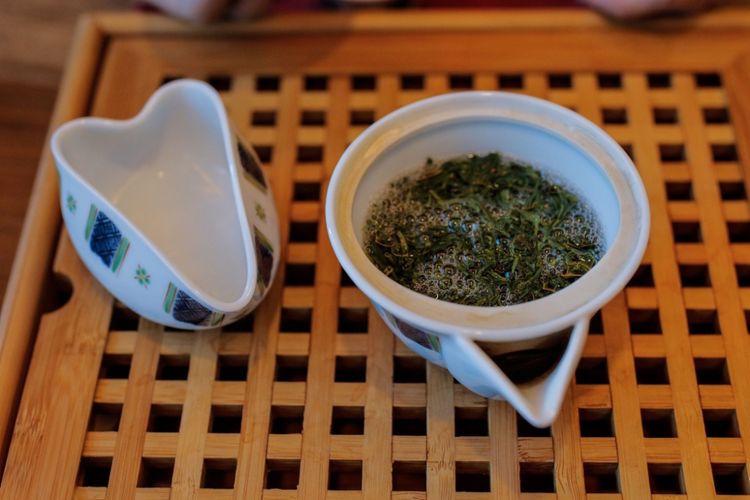 Gyokuro, salah satu teh hiijau dari Jepang yang berkualitas tinggi dan harganya mahal. 