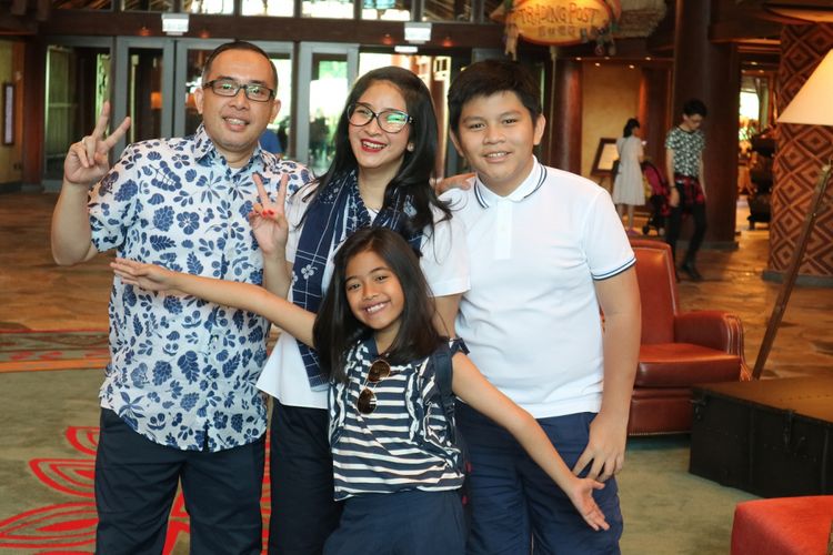 Novita Angie dan keluarga saat berlibur di Hong Kong Disneyland Resort Disney Explorers Lodge, Hongkong (14/10/2017).