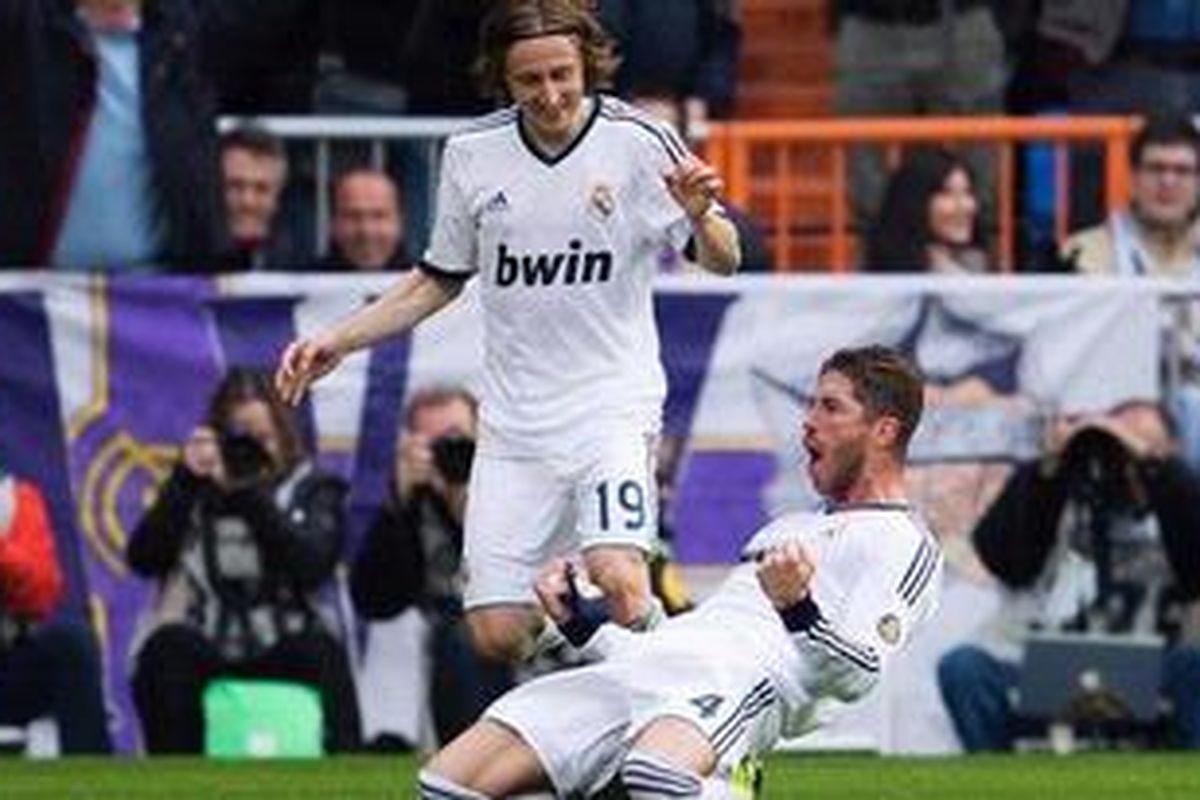 Bek Real Madrid, Sergio Ramos (depan), merayakan golnya ke gawang Barcelona, pada lanjutan Liga BBVA, di Santiago Bernabeu, Sabtu (2/3/2013).