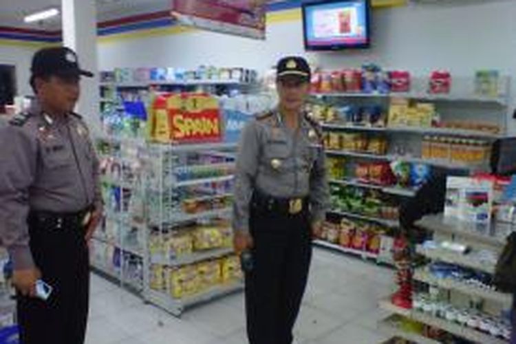 Aparat Polsek Muntilan Kabupaten Magelang sedang melakukan oleh TKP di toko waralaba Jalan Pemuda Muntilan, Rabu (3/5/2014).