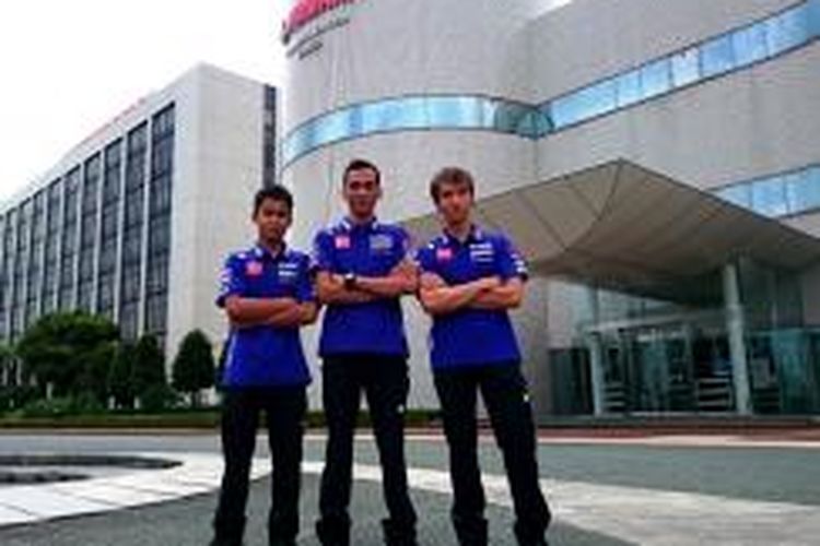 Pebalap Yamaha Racing Indonesia (kiri-kanan), Galang Hendra, Sigit PD, dan Imanuel Pratna.