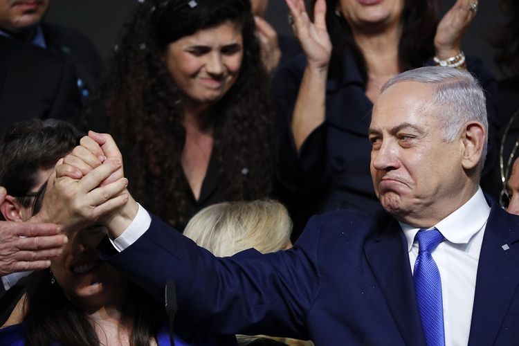 Perdana Menteri Israel Benjamin Netanyahu usai menyampaikan pidato di hadapan pendukungnya pada malam usai pemungutan suara dalam pemilu, Rabu (10/4/2019) dini hari.
