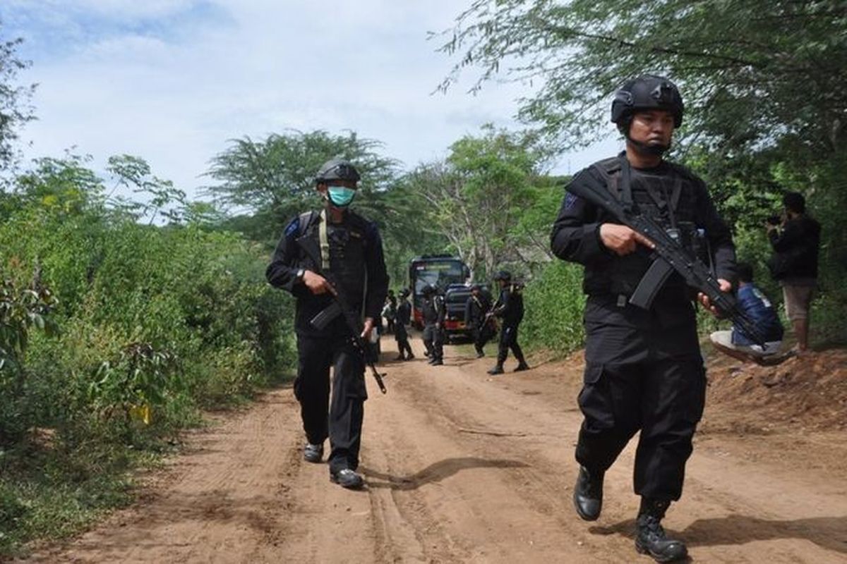 Satgas Tinombala memburu anggota Mujahidin Indonesia Timur (MIT) pimpinan Ali kalora di Poso, Sulawesi Tengah.