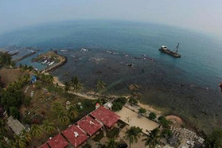 Pemandangan dari mercusuar Anyer, Serang, Banten, Minggu (21/8/2011). Mercusuar setinggi 75 meter ini terletak di Nol Kilimeter Jalan Raya Anyer Panarukan yang dibangun oleh Gubernur Jenderal Daendels tahun 1885 pada masa Pemerintahan Hindia Belanda. Mercusuar masih berfungsi untuk memandu para nahkoda kapal yang melintas Selat Sunda. Di mercusuar ini juga terdapat jejak tsunami letusan Gunung Krakatau 1883. Sebelumnya sudah ada mercusuar tapi hancur dihantam tsunami dan puingnya masih tersisa dekat mercusuar yang ada sekarang.