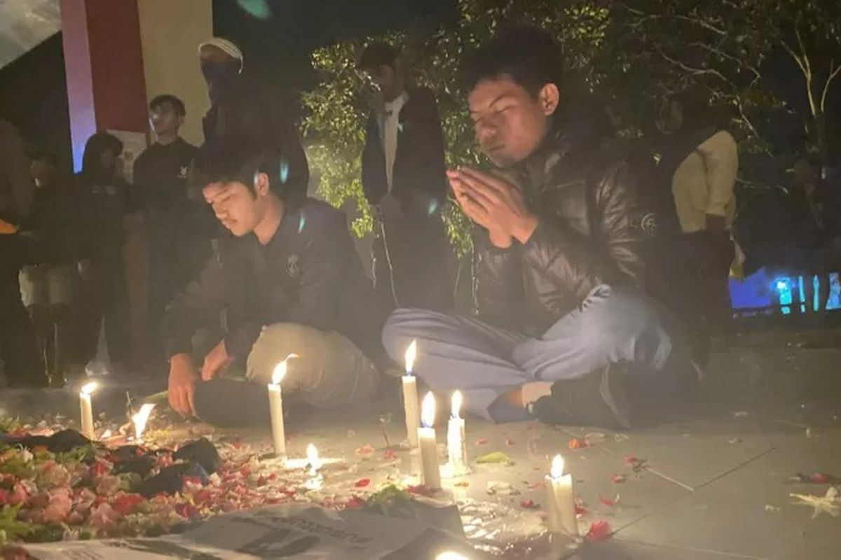 Aulia Rachman (kanan) adalah penyintas Tragedi Stadion Kanjuruhan.