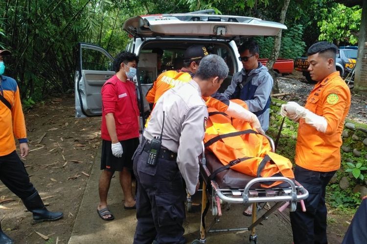 Polisi dan Tim SAR mengevakuasi mayat pria tanpa identitas dipenuhi luka Sungai Kacangan, Desa Kutawis, Kecamatan Bukateja, PurbaIingga, Jawa Tengah, Senin (24/10/2022).
