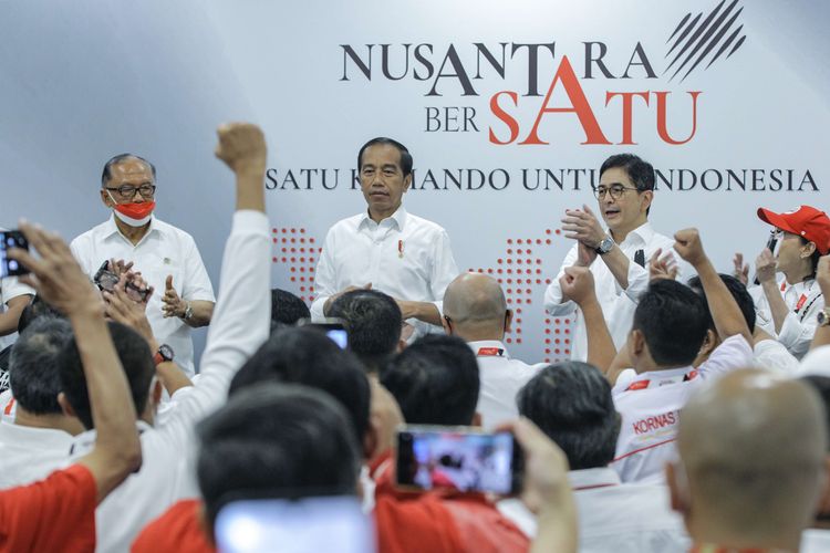 Presiden RI Joko Widodo didampingi Ketua Steering Committee Arsyad Rasyid (kedua dari kanan) memberi sambutan pada relawan saat acara Gerakan Nusantara Bersatu di Stadion Gelora Bung Karno, Jakarta, Sabtu (26/11/2022)