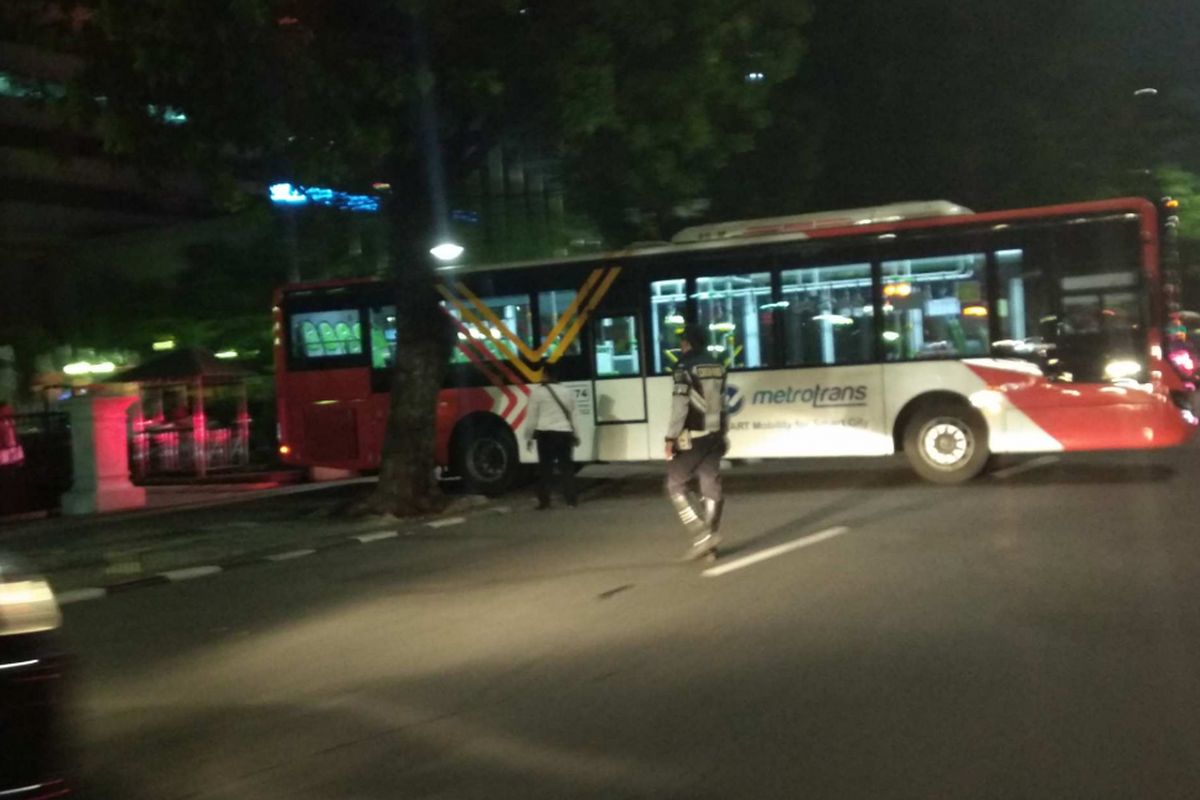 Bus transjakarta yang ditugaskan mengantar Gubernur DKI Jakarta Anies Baswedan shalat tarawih ke Masjid Istiqlal, Sabtu (26/5/2018).