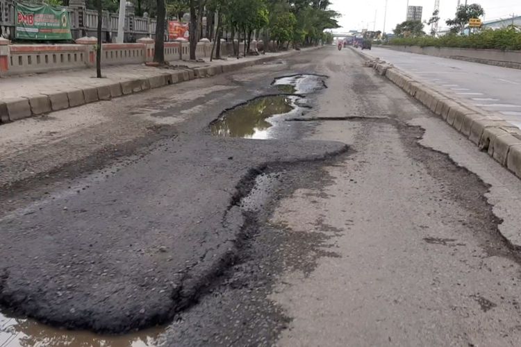 Kondisi jalan berlubang di Jalan Kaligawe Raya depan RSI Sultan Agung Semarang, Minggu 28/2/2021)