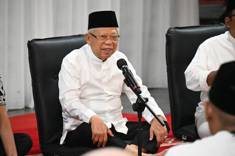 Wakil Presiden Ma'ruf Amin ketika berbuka puasa bersama awak media dan pejabat Sekretariat Wakil Presiden di Kediaman Resmi Wapres, Jakarta, Senin (1/4/2024).