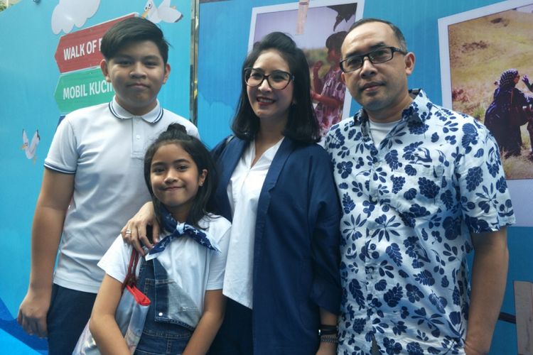 Novita Angie bersama keluarganya menghadiri gala premier film Kulari ke Pantai di Epicentrum Walk XXI, Jakarta Selatan, Sabtu (23/6/2018).