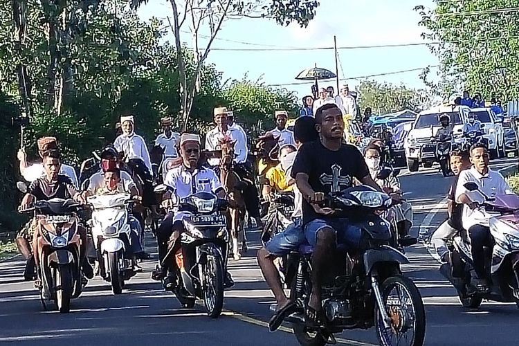 Etnis Rongga, Kelurahan Watunggene, Kecamatan Kota Komba, Kab. Manggarai Timur, NTT memiliki warisan leluhur untuk menjemput tamu dengan pasukan berkuda. Saat kunjungan kegembalaan Uskup Keuskupan Ruteng, Mgr Siprianus Hormat ke Paroki Santo Arnoldus Janssen dan Santo Josef Freinademetz Waelengga dijemput oleh pasukan berkuda, Sabtu, (23/7/2022). (KOMPAS.com/MARKUS MAKUR)