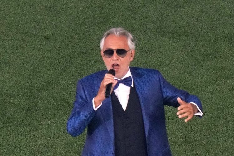 Suasana pembukaan Piala Eropa 2020 berlangsung megah nan meriah di Stadion Olimpico, Roma, pada Sabtu (12/2/2021) dini hari WIB. Bintang utama pada acara pembukaan itu adalah penyanyi Tenor kawakan Italia, Andrea Bocelli.