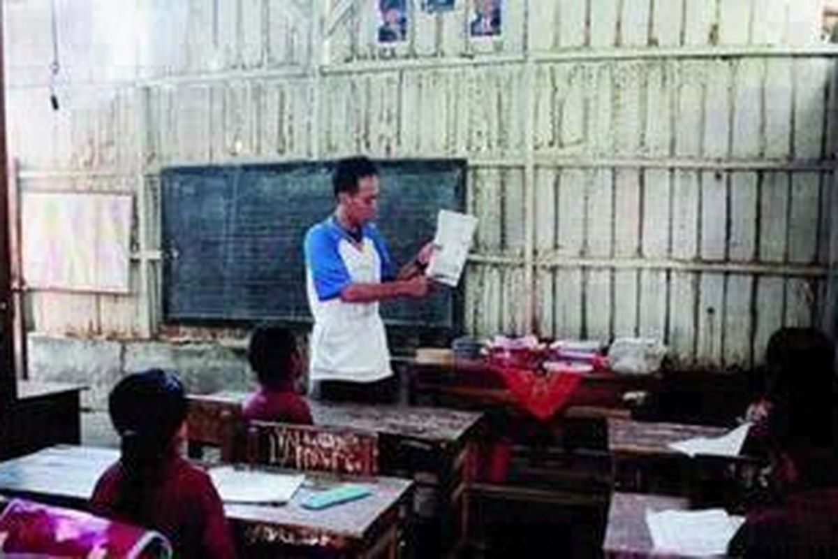 Ilustrasi: Herta (37), guru honorer, mengajar murid-muridnya di SD Nyaliyan 04, Kota Semarang, Kamis (23/2). Karena honornya hanya Rp 150.000 sebulan, Herta terpaksa membuka jasa perbaikan komputer setelah mengajar untuk menutup biaya hidup. 