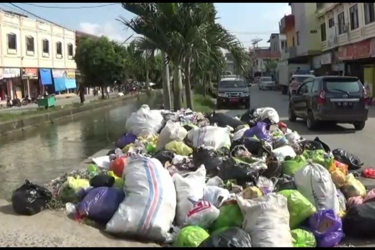 Sampah yang menumpuk di Kota Polewali Mandar, Sulawesi Barat, setelah dua TPA ditutup warga, Minggu (6/6/2021).