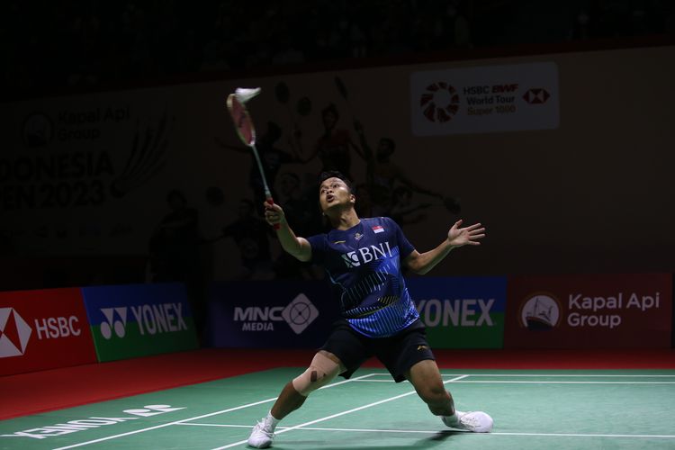 Tunggal putra Indonesia, Anthony Ginting, saat beraksi melawan Jonatan Christie dalam perempat final Indonesia Open 2023 pada Jumat (16/6/2023). Kini, Ginting akan melawan Li Shi Feng (China) dalam semifinal Indonesia Open 2023 pada Sabtu (17/6/2023).