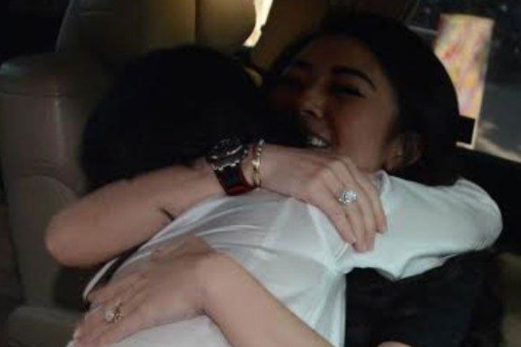 Vanessa Angel berpelukan dengan kerabatnya saat bebas dari Rutan Medaeng, Surabaya, Minggu (30/6/2019). 
