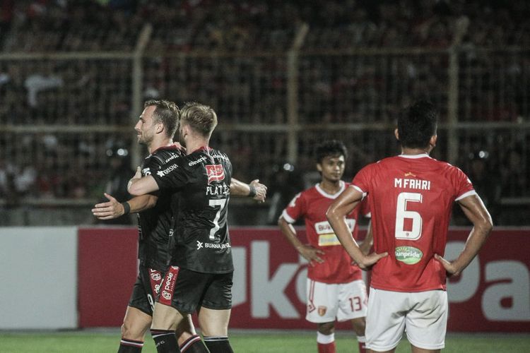 Para pemain Bali United (jersey hitam) saat merayakan gol ke gawang Badak Lampung FC pada laga lanjutan Liga 1 2019 di Stadion Sumpah Pemuda, Minggu (30/6/2019).