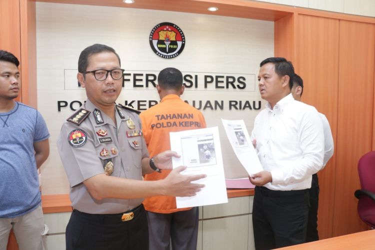 Tim Cyber Crime Polda Kepulauan Riau (Kepri) menangkap Joni Afriadi (38) seorang warga Batam yang tinggal di Tiban, Sekupang, Rabu (3/10/2018) pagi. Ia ditangkap karena diduga menyebarkan berita hoaks tentang musibah gempa yang terjadi di Palu dan Donggala, Sulawesi Tengah melalui akun Facebook (FB) miliknya, Minggu (30/9/2018).