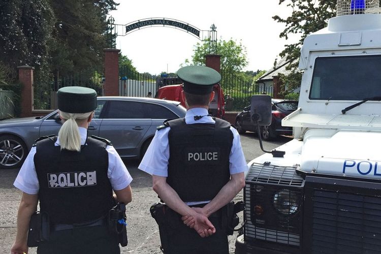 Dua orang petugas kepolisian Belfast berjaga di luar lapangan golf di Belfast, Irlandia Utara, Sabtu (1/6/2019).