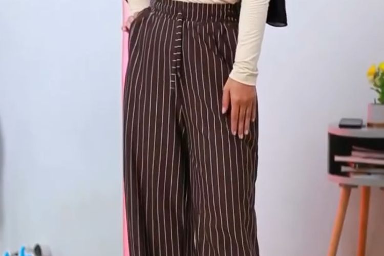Motif garis selalu jadi andalan. Ini 6 rekomendasi celana stripe brand lokal yang nyaman, stylish, dan cocok dipakai harian hingga ke kantor.
