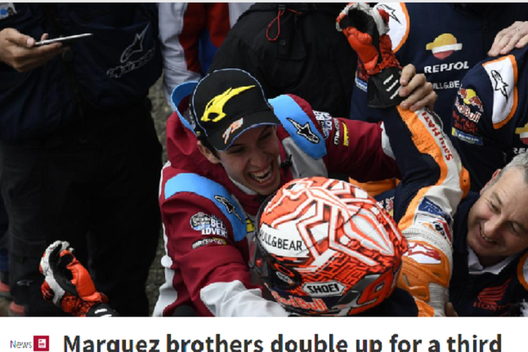 Kakak beradik Marc Marquez (memakai helm) dan Alex Marquez berpelukan usai balapan MotoGP Perancis di Sirkuit Le Mans, Minggu (19/5/2019).