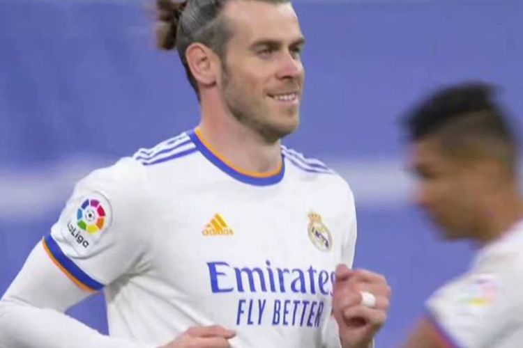 Gareth Bale tersenyum saat masuk ke lapangan pada laga Real Madrid vs Getafe, Minggu (10/4/2022) dini hari WIB. Laga Liga Spanyol tersebut ternodai oleh cemoohan fans Los Blancos kepada Bale.