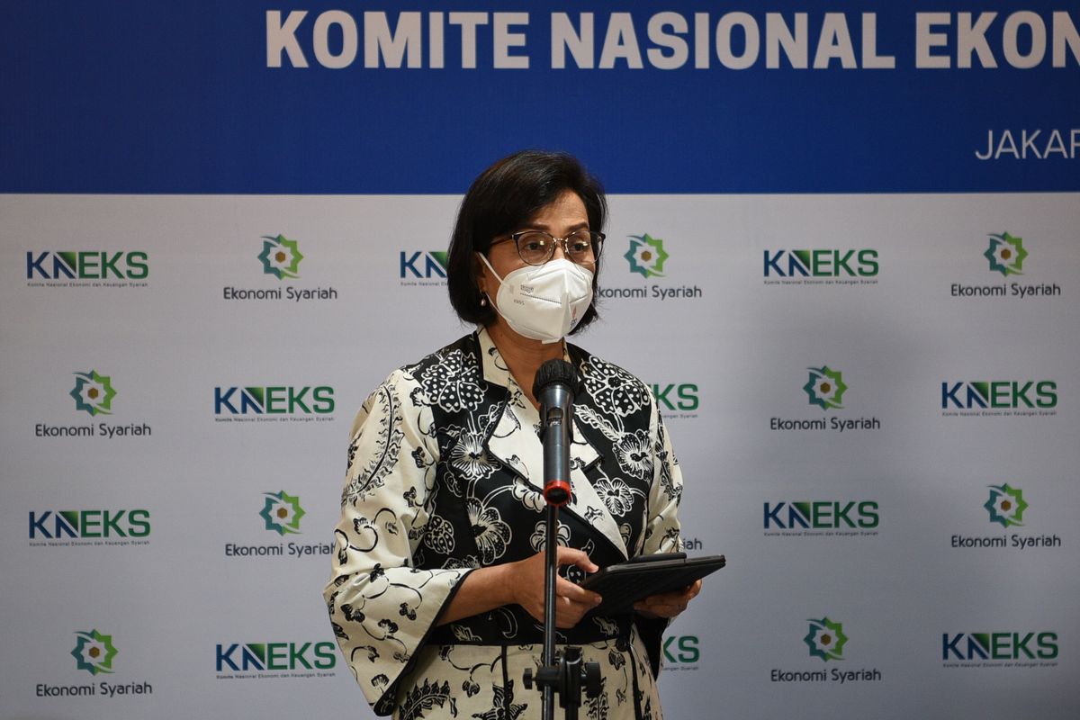 Menteri Keuangan Sri Mulyani Indrawati selaku sekretaris Komite Nasional Ekonomi dan Keuangan Syariah (KNEKS) memberikan keterangan pers usai rapat pleno KNEKS di kantor Kementerian Keuangan, Jakarta, Senin (30/5/2022).